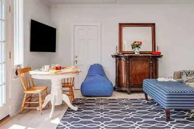Image de Walk to everything from this ideally located Westhampton Beach condo with. . .