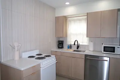 Image de Newly Renovated - Minutes From Downtown W/ Washer and Dryer!