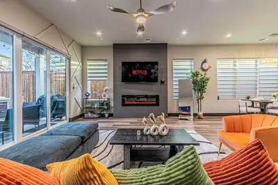 Image de [Royal Luxury] Dallas Oak Lawn Lux - 8 bedrooms 7 baths, 2 Gamerooms, 2 Hot Tubs