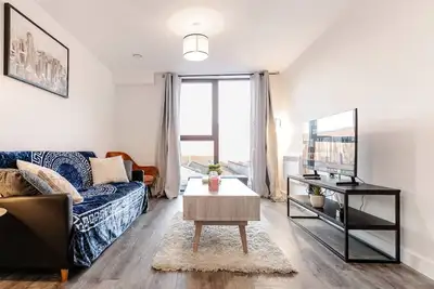 Modern Digbeth Flat • 5 Minutes from broad street. Sleeps 4!