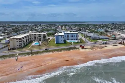 Image de Charming 2-bedroom beachside condo with pool!