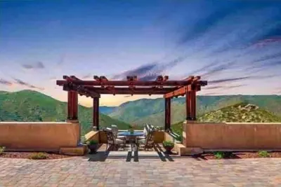 Image de Acres of Bliss - A hillside getaway