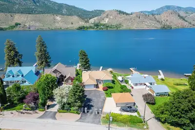 Image de Relaxing Lakefront Bungalow Suite 2 Bedrooms – Steps from Skaha Shoreline