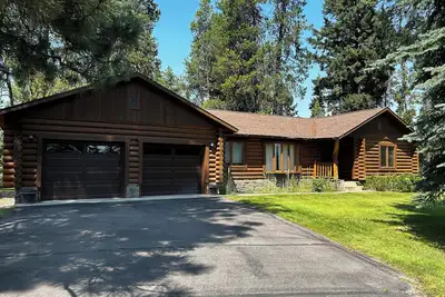 Image de Immaculate log house with backyard view of pond, in Seeley!