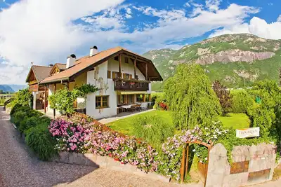 Image de Spacious vacation apartment with 5 beds, 10 minutes from Lake Kaltern.