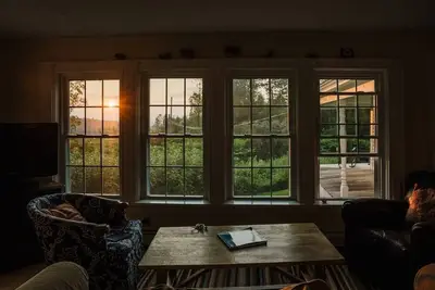 Image de Mountain Farmhouse w/ hot tub; 10 mins to hikes!