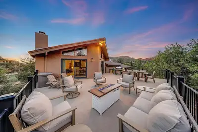 Image de Mountain Views, Hot Tub, Elevated Patio, and Stylishly Updated Home