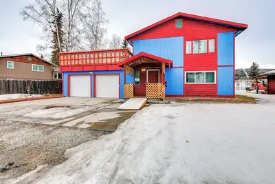 Image de Near Dtwn & Pioneer Park: Fairbanks Home w/ Deck!