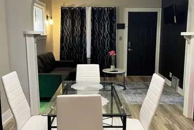 Image de Fully Renovated 2-Bedroom Home with Expansive Backyard