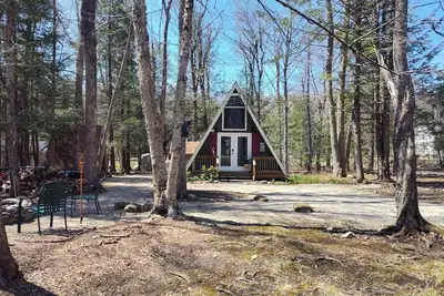 Image de Dog Friendly A-Frame in the Berkshires! Walk to lake with beach access!