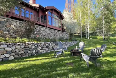 Image de Luxury Home with Hillside Elkhorn Views