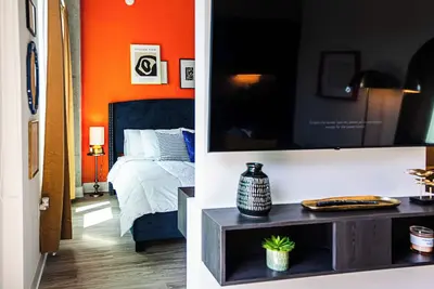 Image de Chic King Balcony Studio in Channelside with Pool and Free Parking
