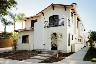Image de Bright and Stylish Weho Home