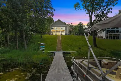 Image de Chic Lakefront Escape- Hot Tub, Pier, & Kayaks