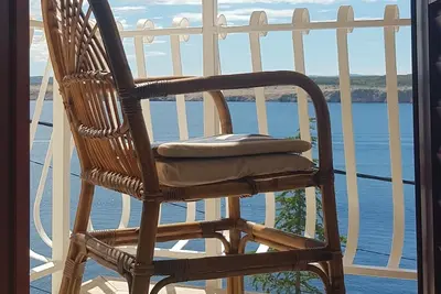 Image de Kuća za odmor s direktnim pogledom na more, komforni dvosobni apartmani
