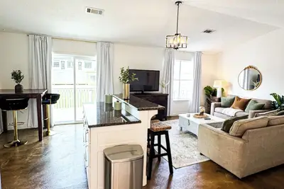 Image de Lakefront bungalow on Hamilton! Private dock!