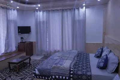 Wander Vale | Group-Friendly Villa with Scenic Views & Private Bathrooms