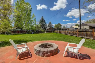 Image de Meadows Valley Retreat - Rustic charm, Huge fenced yard, walk to dining, bar, and coffee