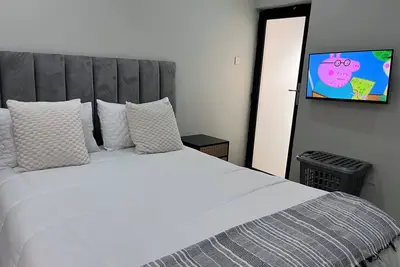 Image de Smart 2-Bedroom Lusaka Retreat with Free WiFi, Alexa, Ensuite Baths & Concierge.