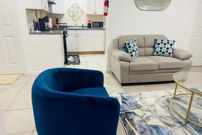 Image de Cozy 2-bedroom apartment 6 minutes to Ewr Prudential Hotels Nyc