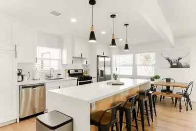 Image de Renovated 3 Bedroom Gem with Game-room and Hot Tub