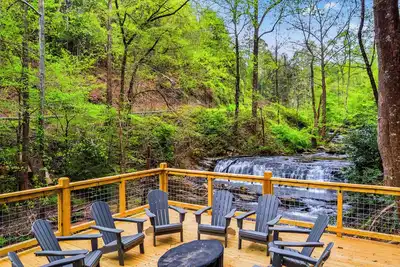 Image de Cascading Falls Lodge ~ Private Waterfall & Pickleball Court