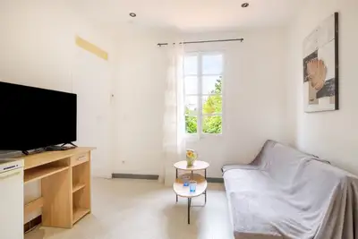 Image de Appartement '2 Pieces Dans Maison Individuelle' avec terrasse partagée, Wi-Fi et climatisation