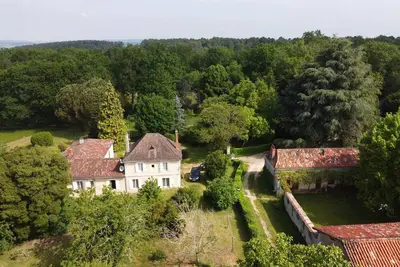 Image de Maison de campagne 'Les Orchidées' avec terrasse partagée, jardin partagé et Wi-Fi