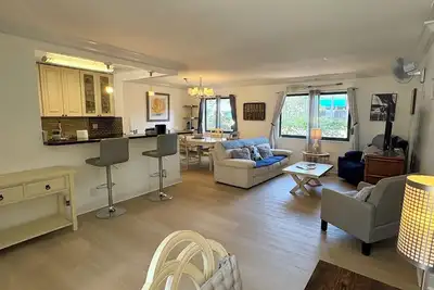 Image de On The Avenue! . Fabulous Location/Spacious
