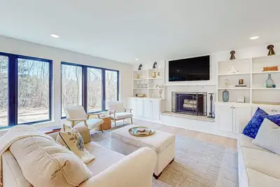 Image de Modern Home in the woods w/ a large patio, gas grill, & near the lake