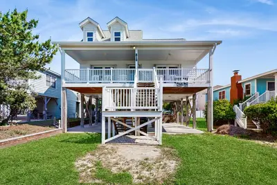 Image de Coastal home with large deck, close to beach and local attractions