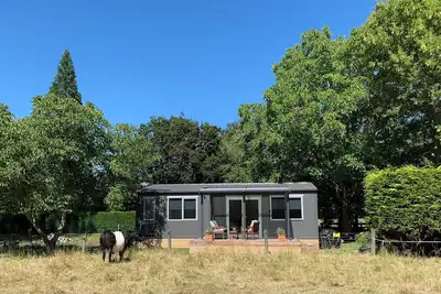 Image de Little Walnut! A charming tiny home only 15 mins north of Christchurch airport