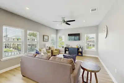 Image de Stunning canal front, dog friendly home with private deck and gas grill