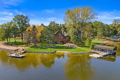 Image de Charming Log Home on Lake Camelot – Perfect for Family Getaways!