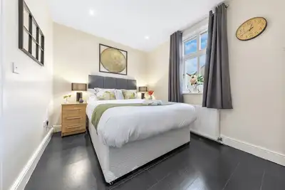 Stunning 1-Bed Flat- London City-Sleeps 4- Parking Available- Book Instantly!