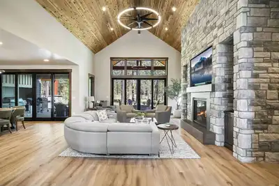 Image de High Desert Luxury Abounds, Oversized Hot Tub, Pool Table, Sauna, Bbq, Perfection Inside and Out