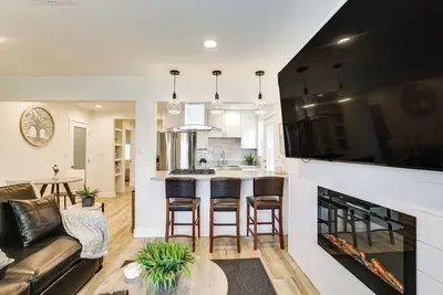 Image de 1 Mi to Marina & Bay: Modern Gem in Chula Vista