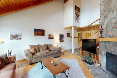 Image de Cozy townhouse with rustic feel - private sauna & gas fireplace
