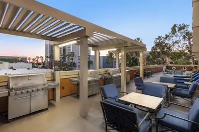 Image de Great Deal! 2 Amazing Units Close to Disneyland! Shuttle Service, Pool!