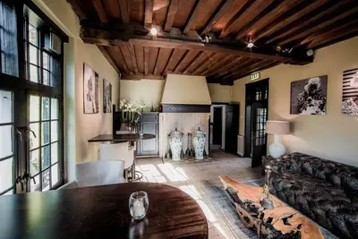 Image de Escape to a Cozy Manor Room Surrounded by Woodlands - 4 Units