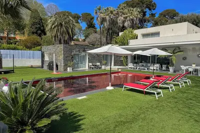 Image de Villa californienne de luxe à Antibes, piscine rouge et cinéma privé