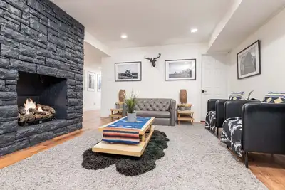 Image de Chalet Down Under – Cozy 3br Basement Retreat Near Ski Resorts!