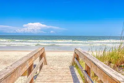 Image de Welcome to Salt + Sol, an exclusive wellness retreat beach home just a short walk from Jax Beach