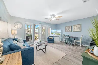 Image de Steps to Pools, Hot Tub, Beach | Grand Caribbean East Poolside Palms | Garden Level & Lawn Area