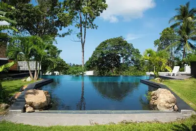 Image de Serene 2-bedroom retreat with balcony, pool, and stunning views