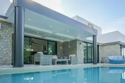 Image de Serene 3-bedroom villa in MaeNam Soi 2 with private pool, sun loungers, and garden views