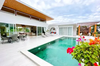 Luxurious 4-bedroom villa near Chaweng Beach with private pool, mountain views, and WiFi