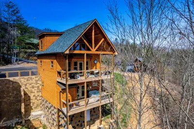 Image de New Cabin Rental-Bowling Alley-Hot Tub-Adjustable Beds-Luxury Cabin Rentals