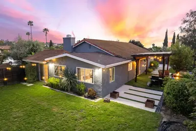 Image de Family Retreat with Pickleball and Fire Pit