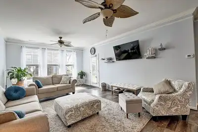 Image de Beautiful 3 Bedroom Town House located in Bishop's Landing! Wifi, Pool, Tennis, Shuttle, and More!